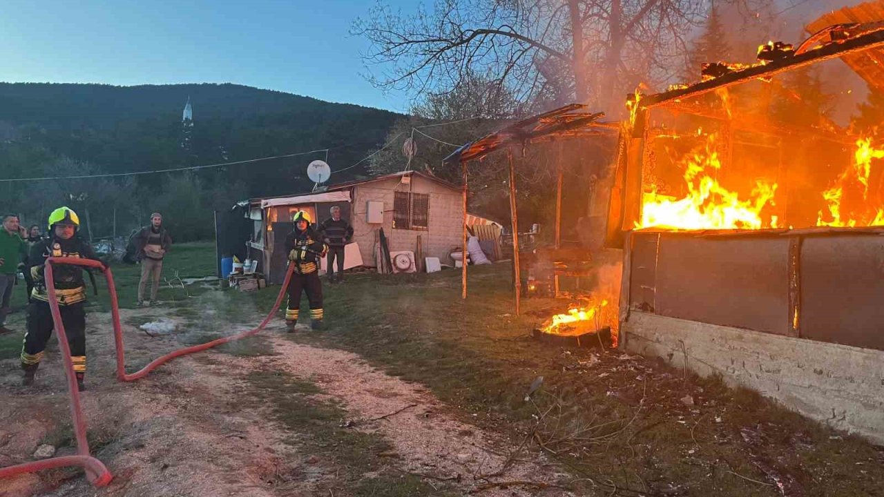Bolu’da baraka alevlere teslim oldu