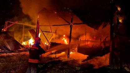 Bolu’da samanlığa yıldırım düştü: Samanlık ve traktör alev alev yandı