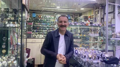 Bu ustalar saatleri yeniden ayarlıyor