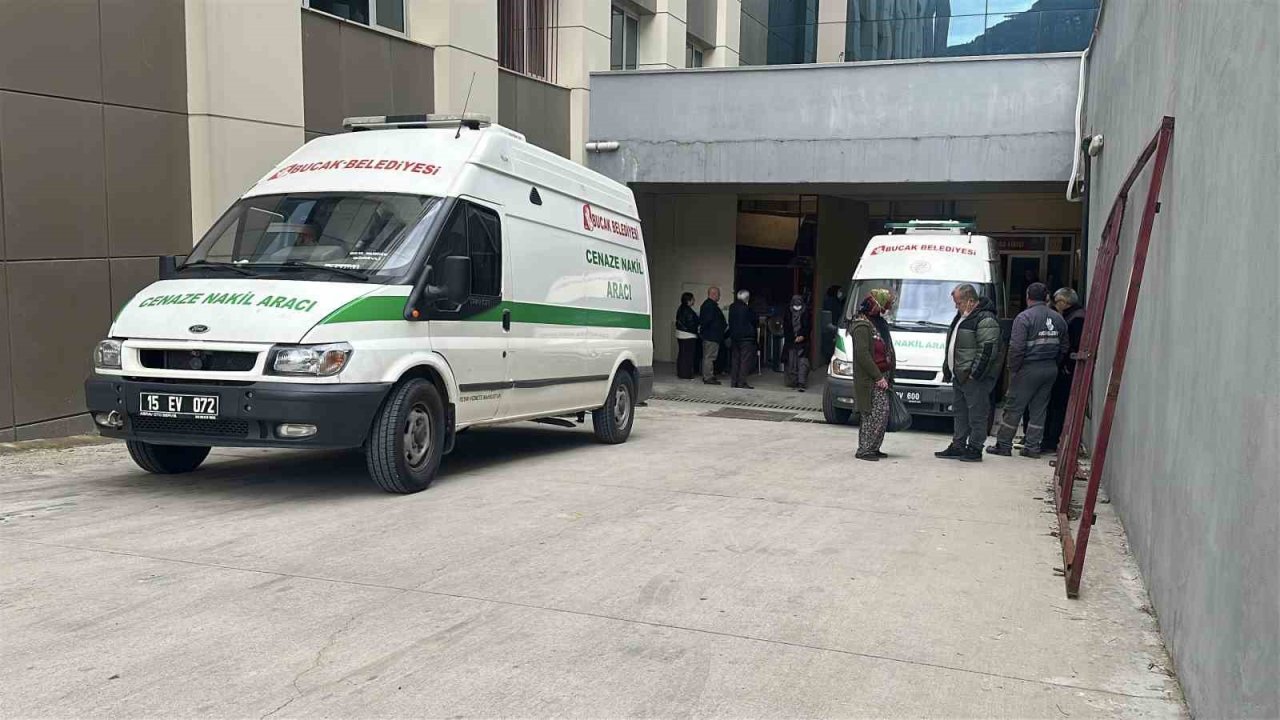Burdur’daki 7 canın yitip gittiği kazada hastane morgu önünde acı bekleyiş