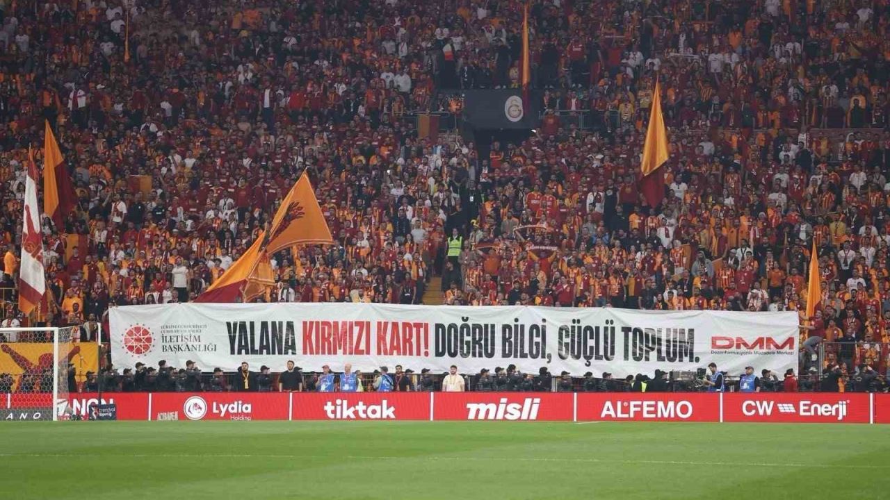 Burhanettin Duran: "Yeşil sahada açılan bu pankartlar, sadece slogan değil; dijital dünyadaki güvenliğimiz için birer mesaj"