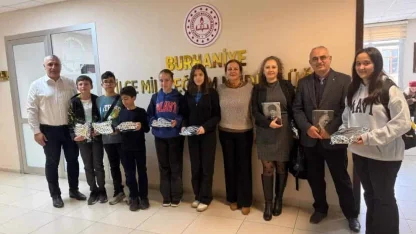 Burhaniye’de başarılı öğrenciler ödüllendirildi