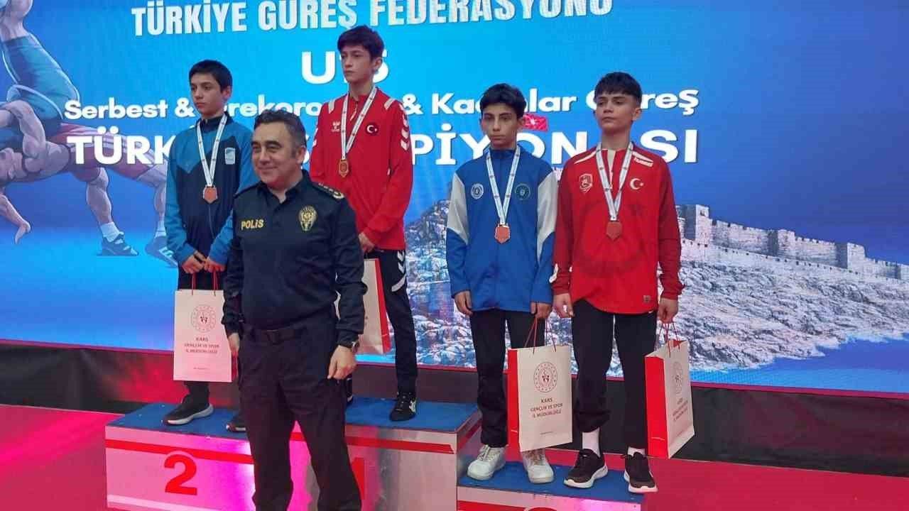 Bursa Büyükşehir Belediyesporlu güreşçiler Türkiye Şampiyonası’nda 3 madalya kazandı