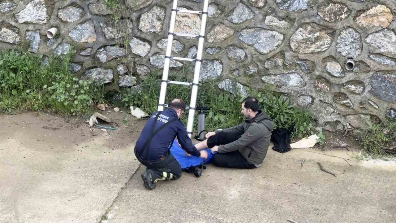 Bursa’da dereye düşen adamı ekipler kurtardı