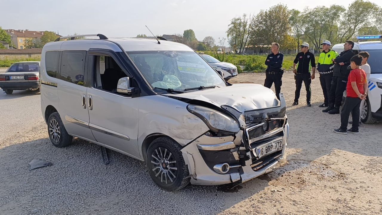 Bursa’da iki araç çarpıştı: 3 kişi yaralandı