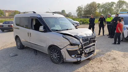 Bursa’da iki araç çarpıştı: 3 kişi yaralandı