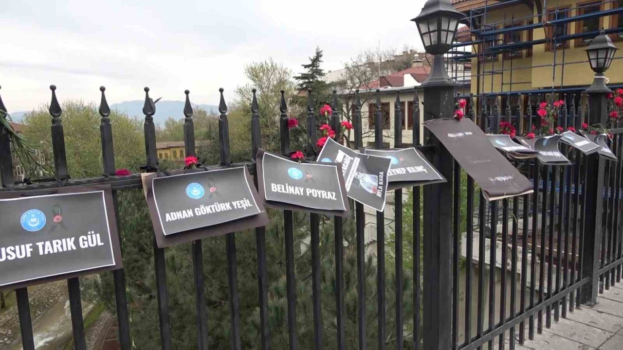 Bursa’da Setbaşı Köprüsü karanfillerle donatıldı