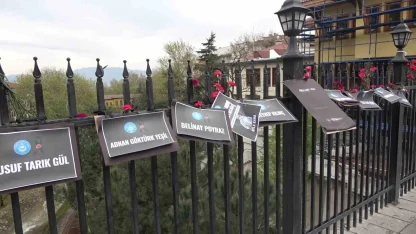 Bursa’da Setbaşı Köprüsü karanfillerle donatıldı