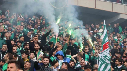 Bursaspor taraftarı Eskişehir tribünlerinde renkli görüntüler oluşturdu