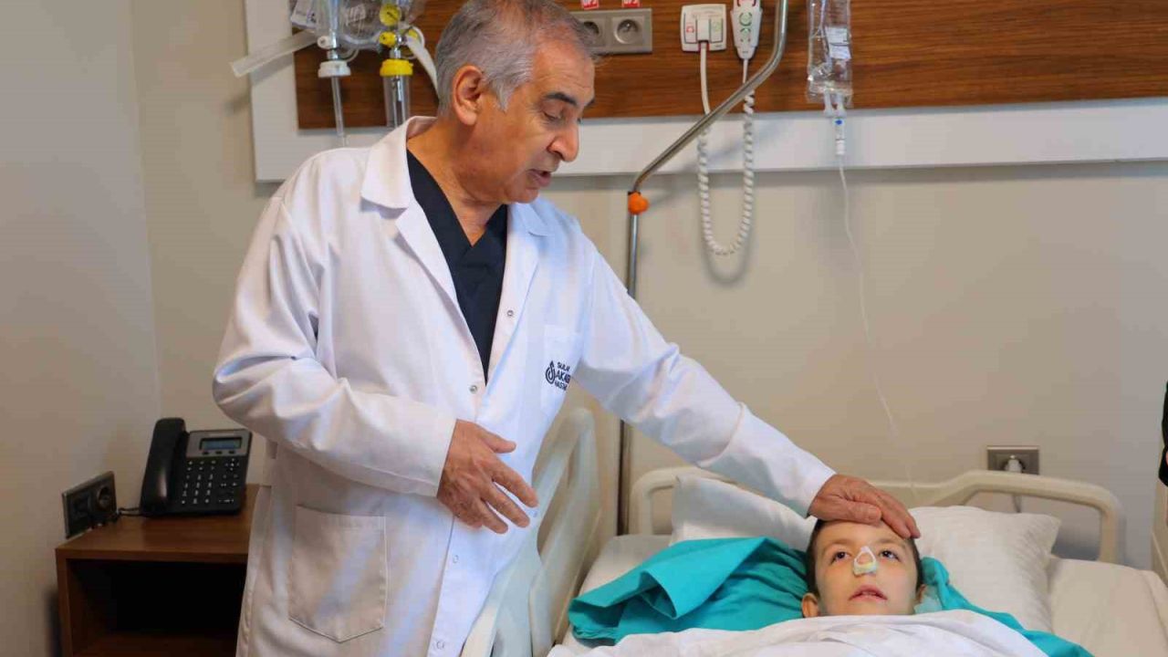 Burun tıkanıklığı ve işitme kaybı şikayetiyle gitti, ameliyatta dev bir polip çıkartıldı