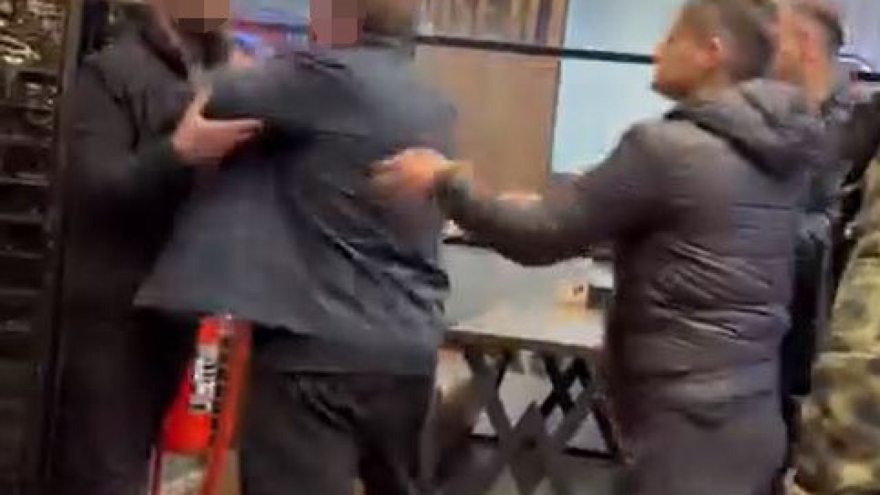 Büyükçekmece’de siparişi geç gelen şahıs, çalışanların üzerine yürüdü