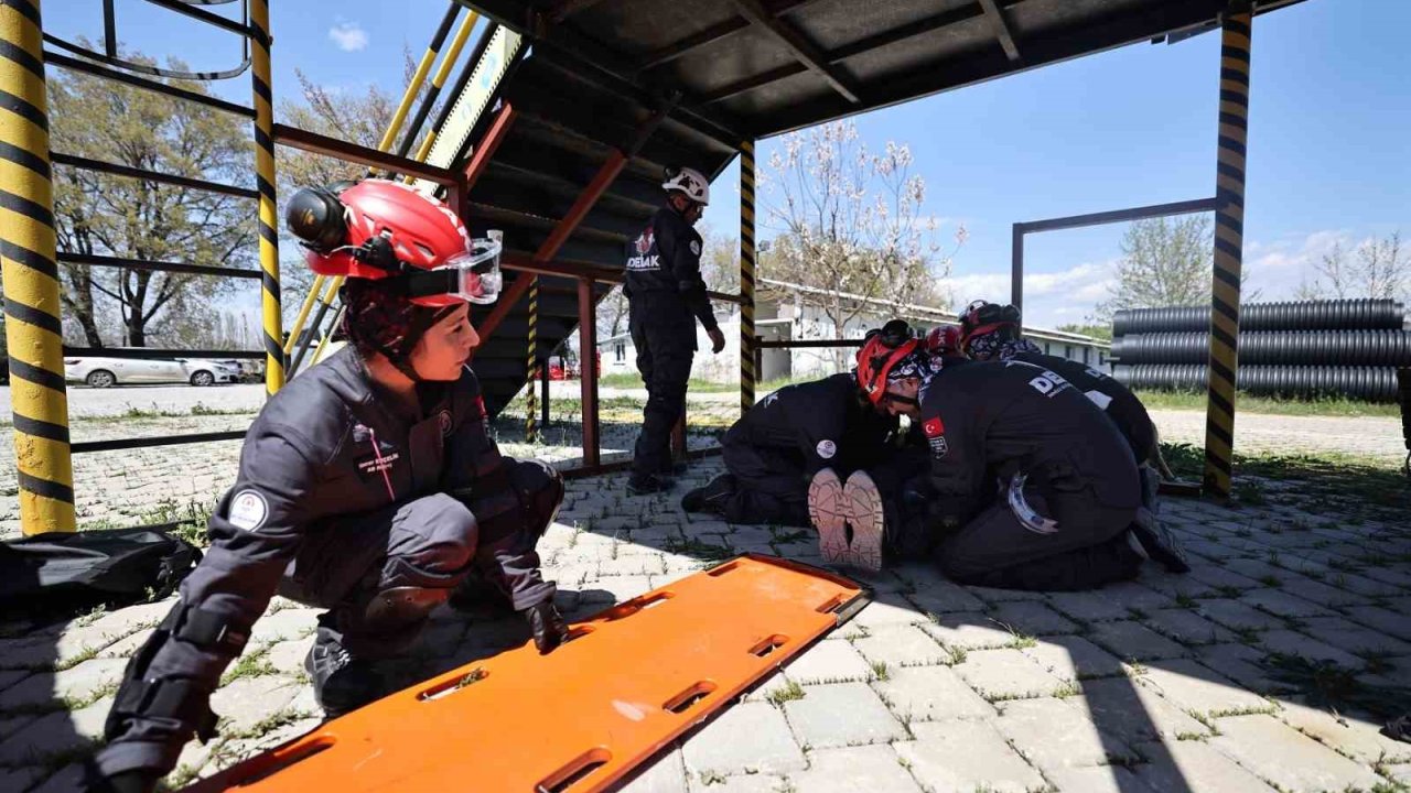 Büyükşehir DEBAK ekibi, eğitimlerini aralıksız sürdürüyor