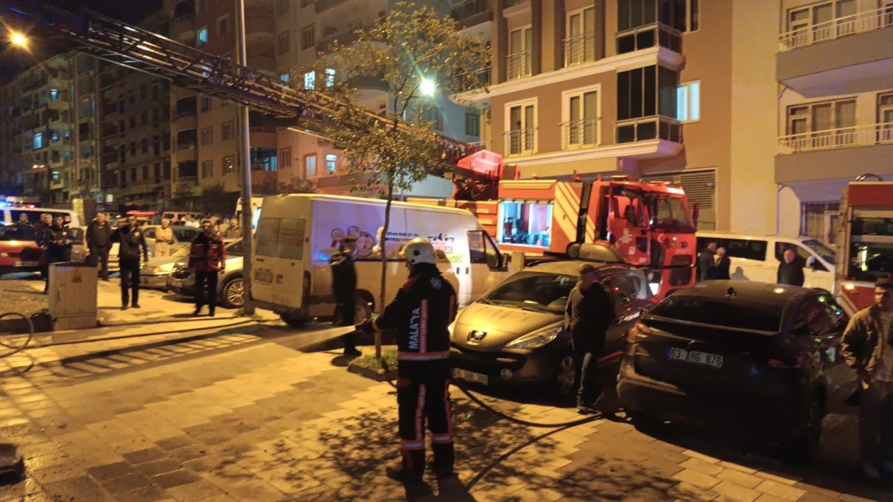 Çakmakla oyun evi yaktı