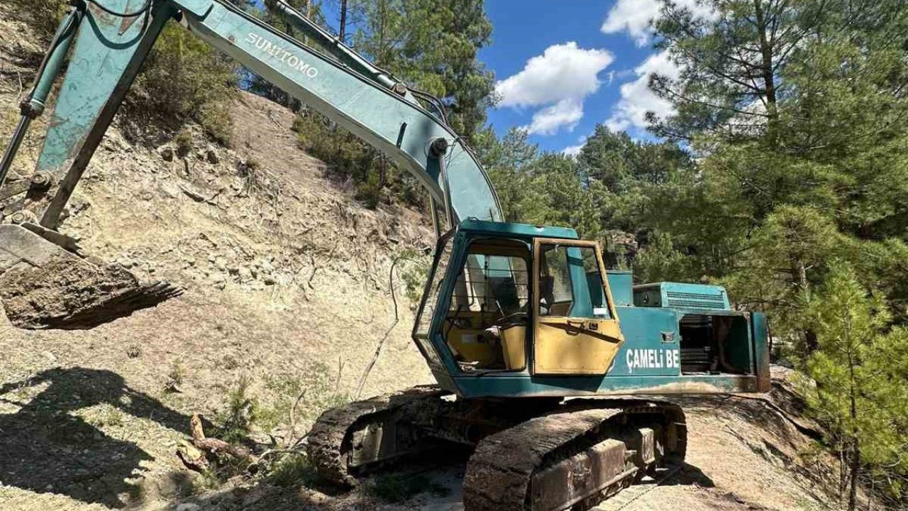 Çameli Belediyesi heyelan sonucu kapanan yolları ulaşıma açtı