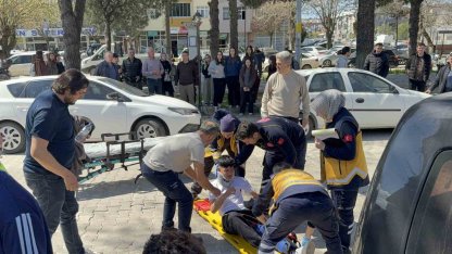 Çanakkale’de motosiklet yayaya çarptı; 2 kişi yaralı