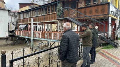 Çatak’ta aşırı yağış nedeniyle köprü ve üstündeki kafe tedbiren kapatıldı