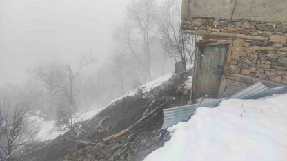 Çatak’ta toprak kayması: 2 katlı ev hasar gördü