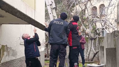Çatı katında mahsur kalan kediyi polis ve itfaiye kurtardı