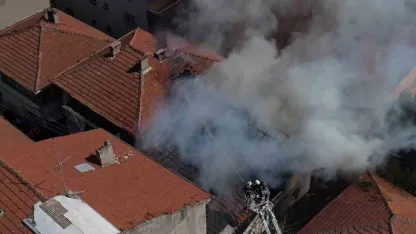 Çatı yangınında annenin dikkati faciayı önledi