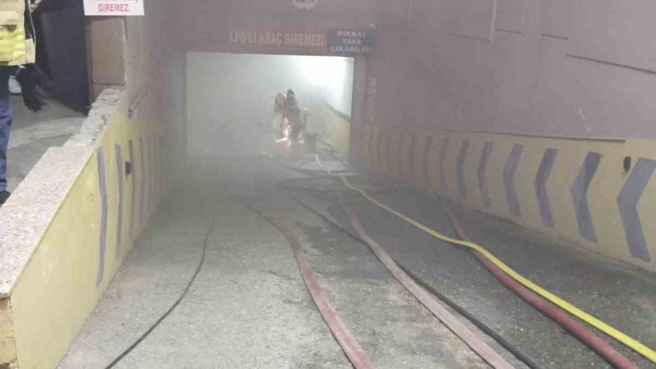 Çekmeköy’de park halindeki araçta yangın çıktı