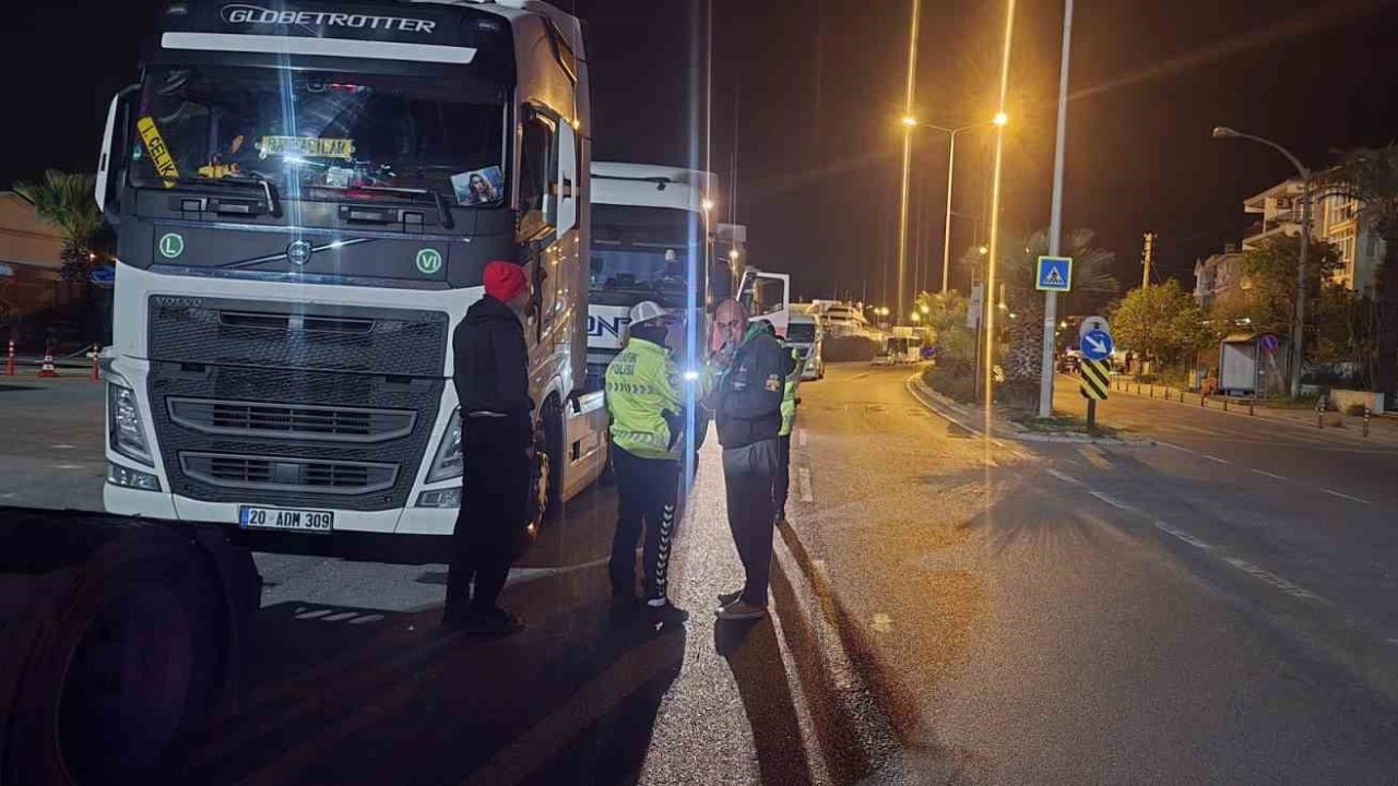 Çeşme’de tır sürücülerine yönelik gece denetimi