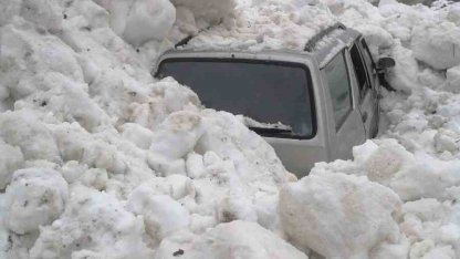 Çığ altında kalmaktan son anda kurtuldular