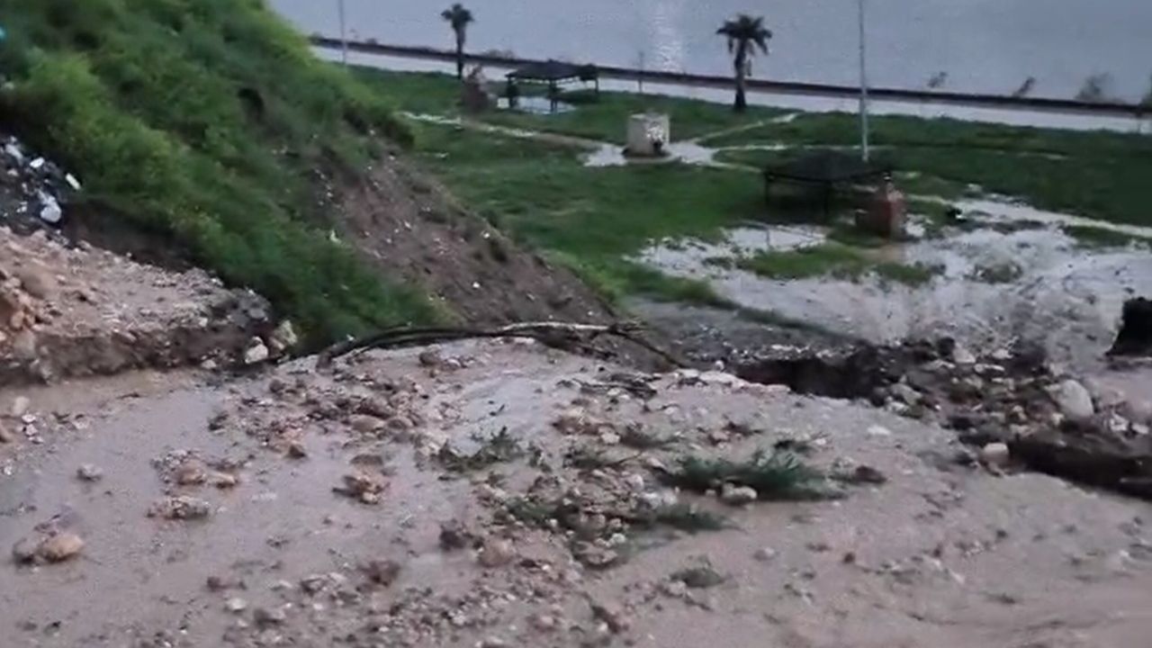 Cizre’de heyelan yolu kapattı, çok sayıda araç ve vatandaş mahsur kaldı