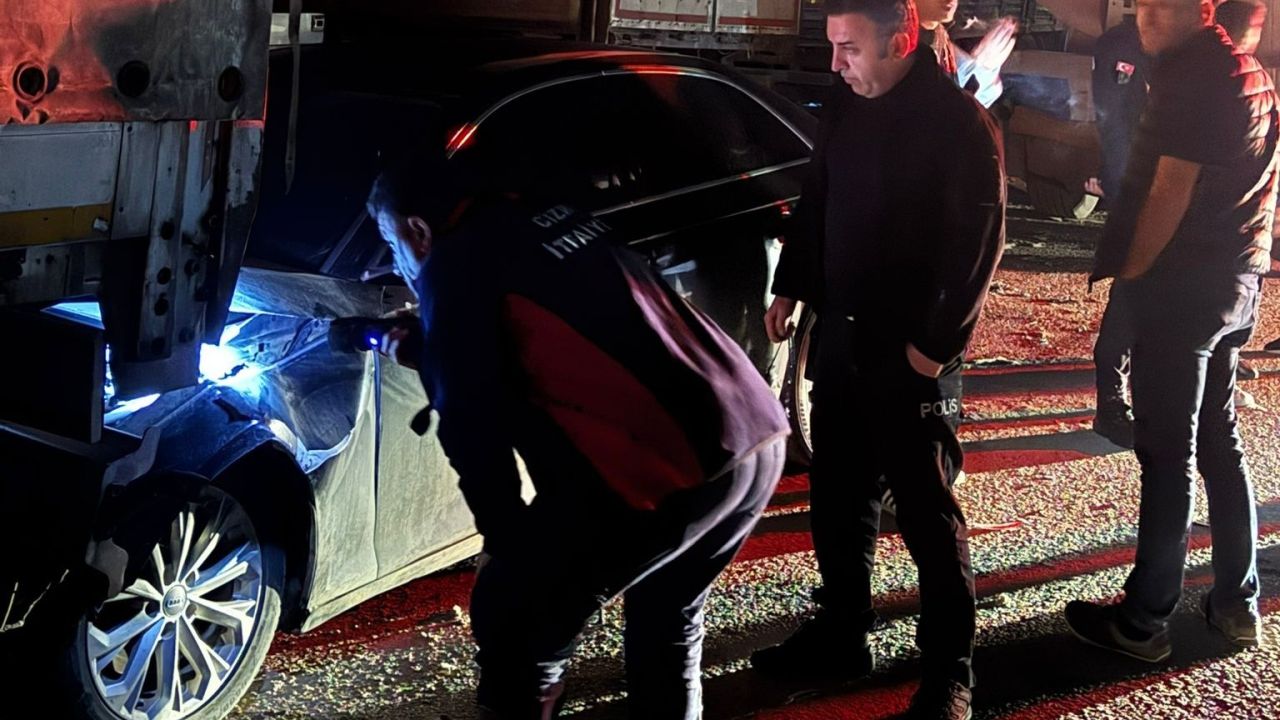 Cizre’de iki tır arasında sıkışan otomobil kağıt gibi ezildi: 1 yaralı