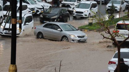 Cizre’de sağanak yağış cadde ve sokakları göle çevirdi