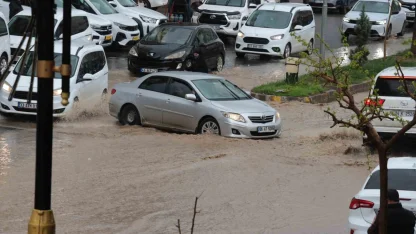 Cizre’de sağanak yağış cadde ve sokakları göle çevirdi
