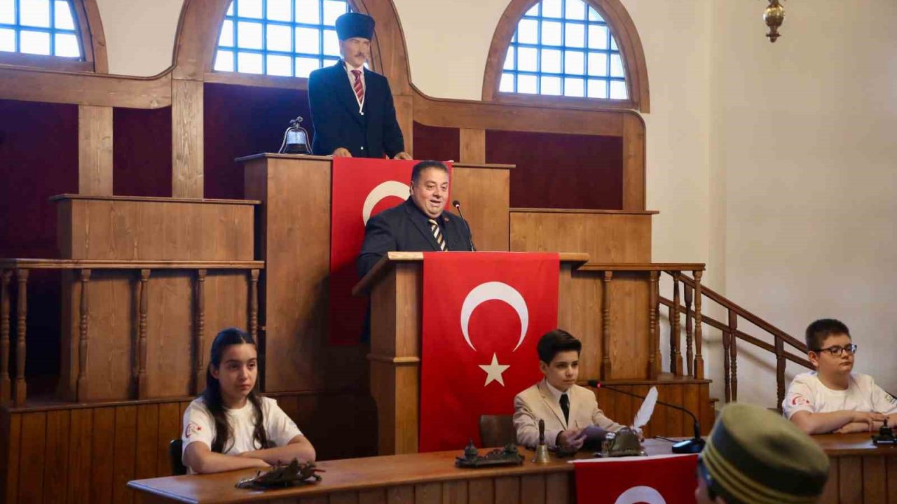 Çocuk meclisinden tarihi atmosferde 23 Nisan özel oturumu