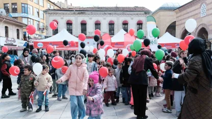 Çocuklar Filistin için yazdıkları mektupları balonlarla gökyüzüne bıraktı