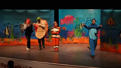 Çocuklar tiyatro oyununda kahkahalara boğuldu