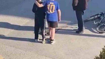 Çocuklar yaralı kedinin üzerini örtüp, başında nöbet tuttu