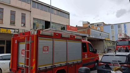 Çöken çatıdan düşen usta yaralandı