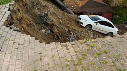 Çöken duvarla birlikte otomobil okul bahçesine düştü