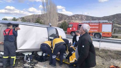 Çorum’da devrilen otomobildeki 3 kişi yaralandı