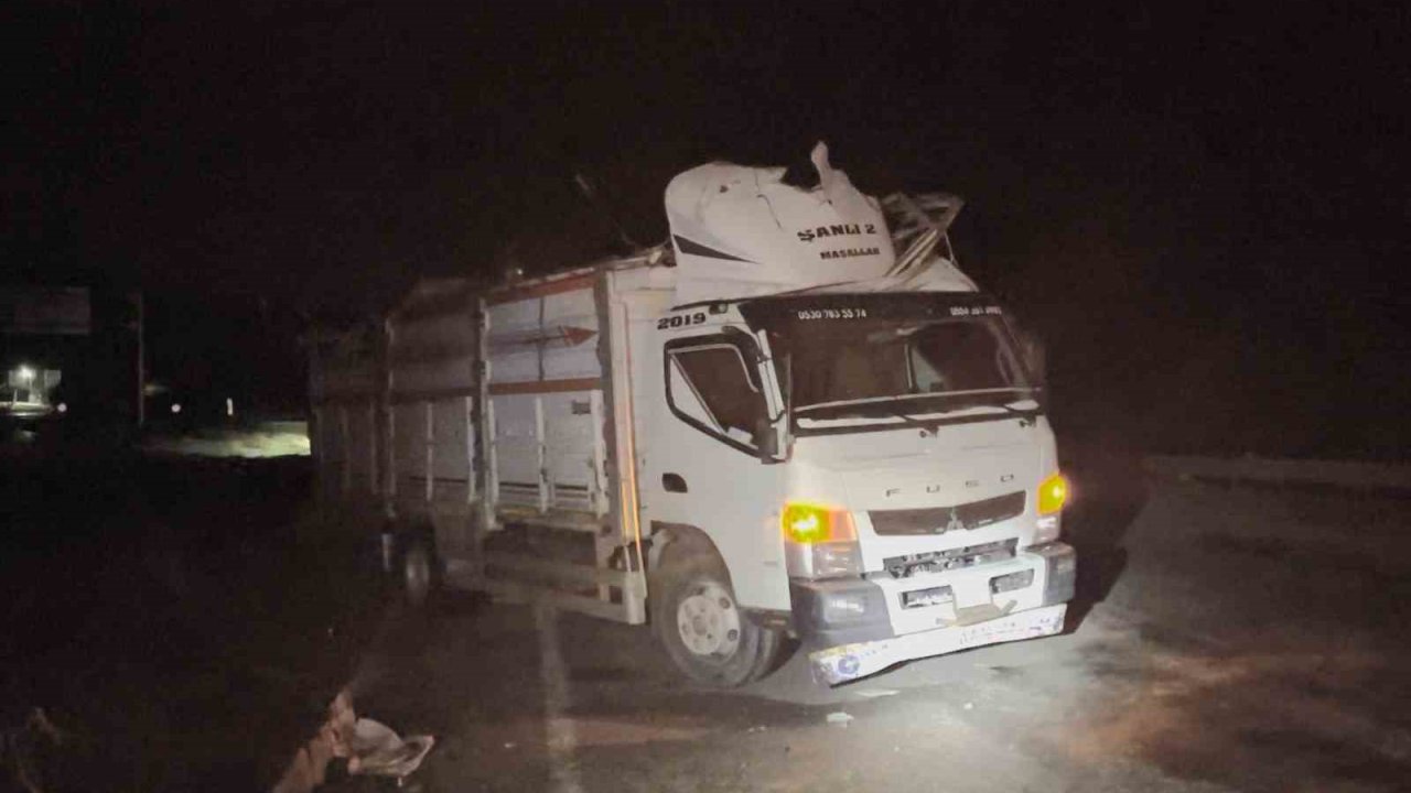 Çorum’da hafif ticari araç kamyona çarptı: 3 yaralı