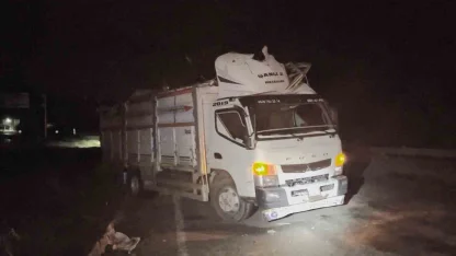 Çorum’da hafif ticari araç kamyona çarptı: 3 yaralı