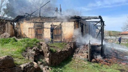 Çorum’da metruk ev yangını