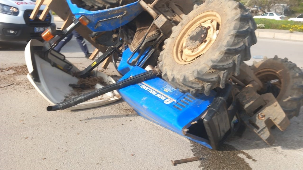 Çorum’da traktör ile ambulans çarpıştı: 1 yaralı