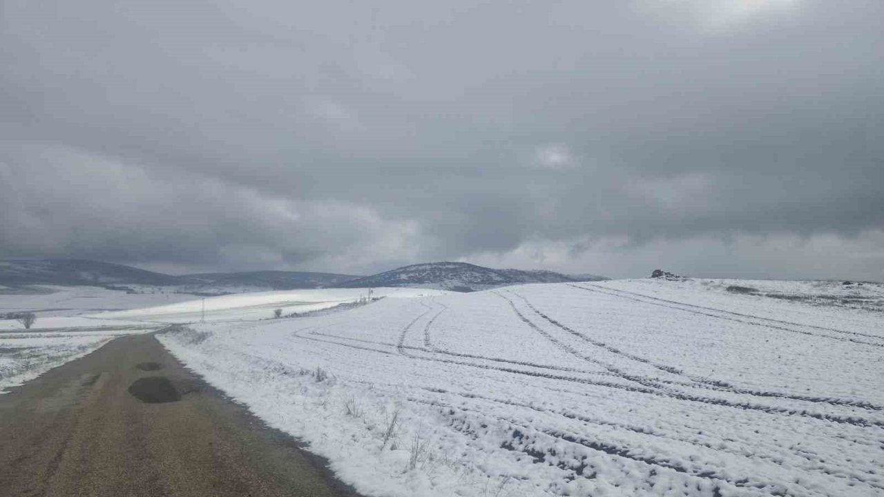 Çorum’da yüksek rakımlı bölgeler beyaza büründü