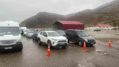 Çukurca Üzümlü Sınır Kapısı’nda sistem arızası