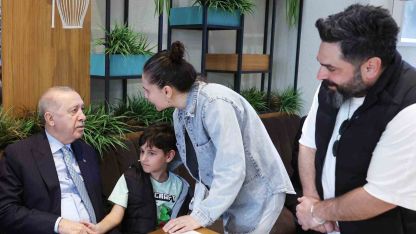 Cumhurbaşkanı Erdoğan, vatandaşlarla kafede sohbet etti