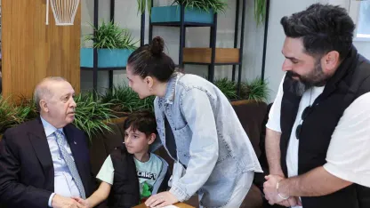 Cumhurbaşkanı Erdoğan, vatandaşlarla kafede sohbet etti