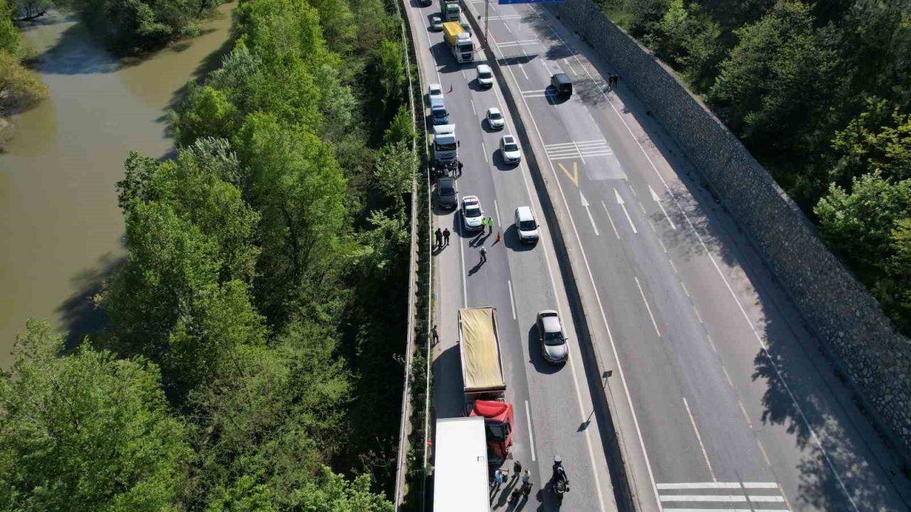 D-650’yi kilitleyen kaza: İki tır çarpıştı, uzun araç kuyrukları oluştu