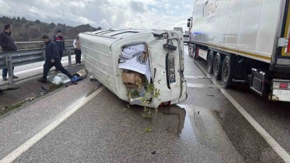 D100’de minibüs devrildi: 1 yaralı