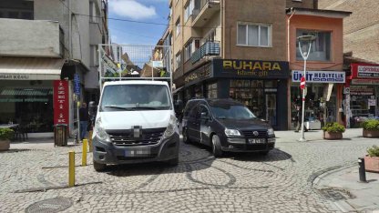 Dar sokakta hatalı park trafiği olumsuz etkiledi