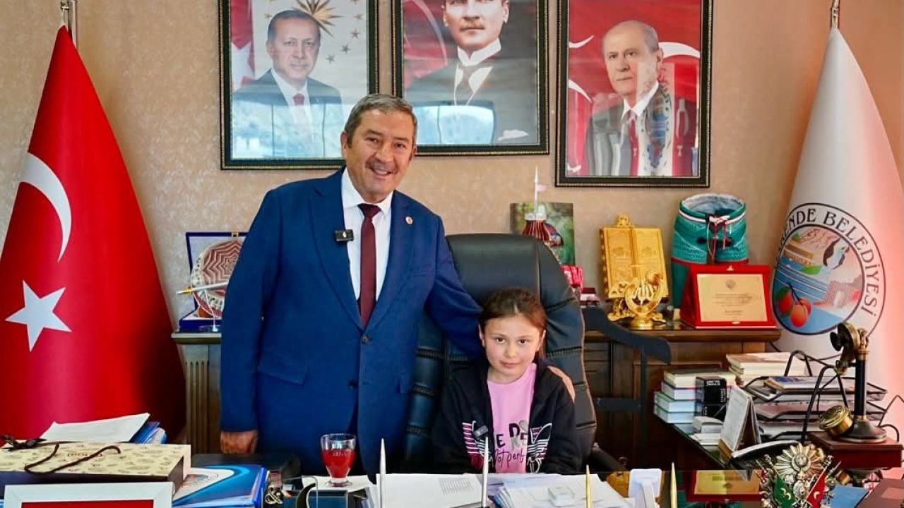 Darende Belediyesi’nde 23 Nisan’da makam çocuklara emanet edildi