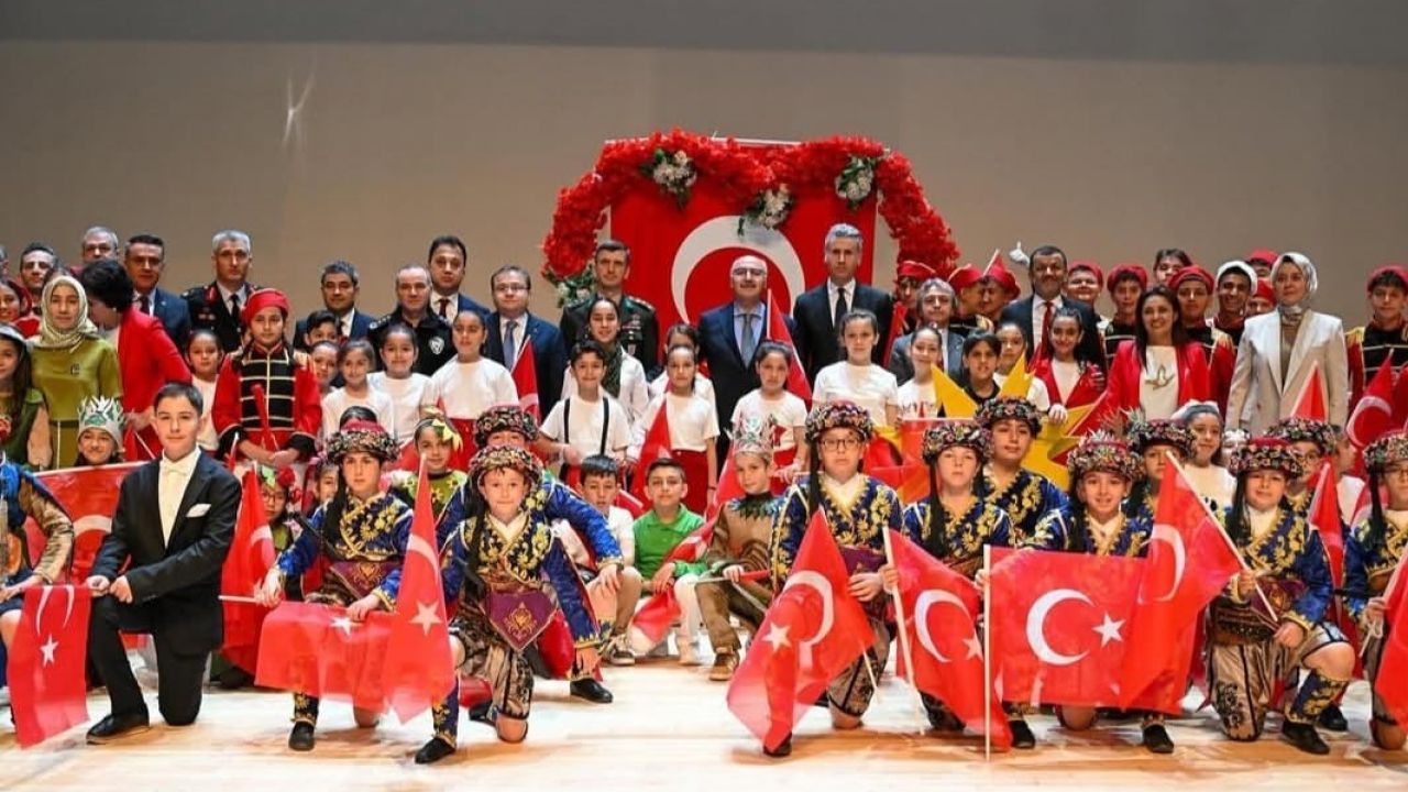 Denizli’de geleceğin teminatı çocuklar sahne aldı